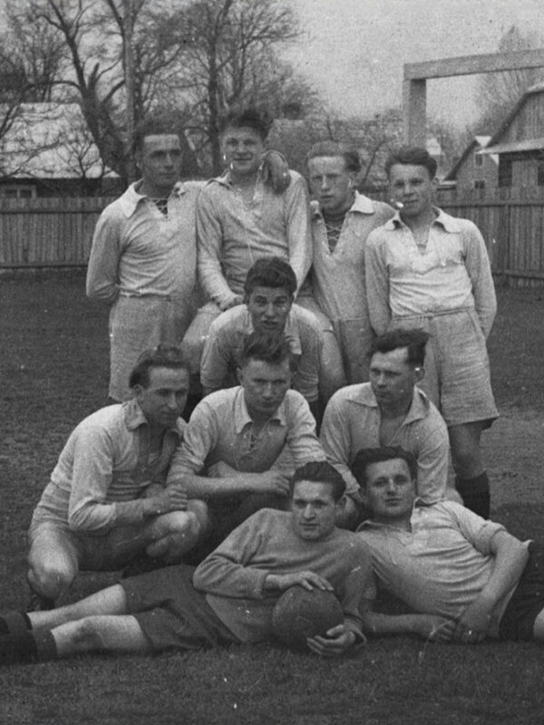 Seniorzy Spójni na stadionie w Sokołowie Małopolskim (1956 rok)
