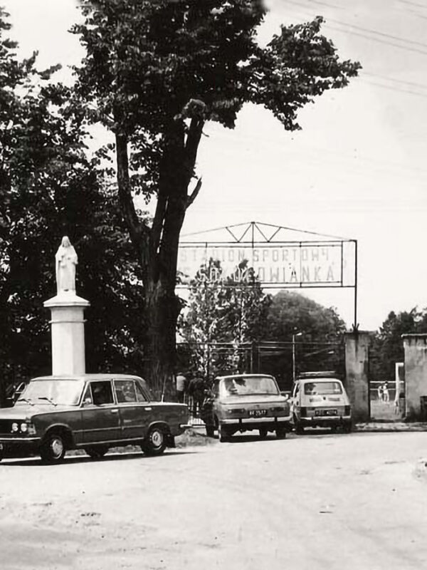 Brama wjazdowa stadionu sportowego w Sokołowie (archiwalna fotografia)