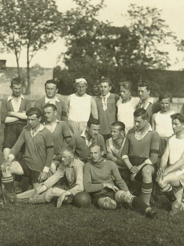 Drużyna TG Sokół Sokołów Małopolski po jednym z meczów z 1936 roku